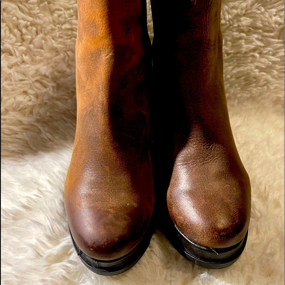 Pre Owned. Like new.  Sorel Chelsea Booties. SZ-7 no box